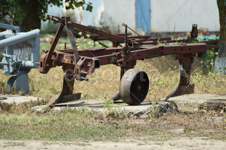 Trailer Hitch for tractors and combines. Trailers for agricultural machinery.