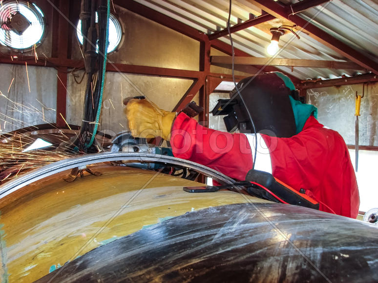 Сварка и монтаж трубопровода. Сварщики промышленные рабочие и монтажники.