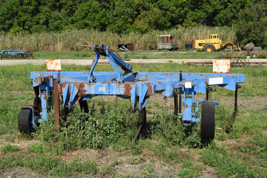 Trailer Hitch for tractors and combines. Trailers for agricultural machinery.