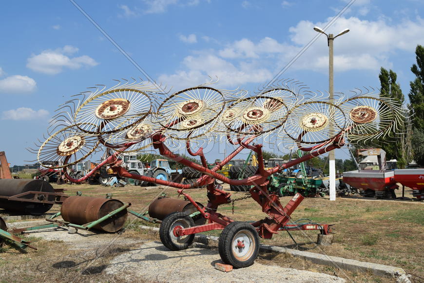 Trailer Hitch for tractors and combines. Trailers for agricultural machinery.