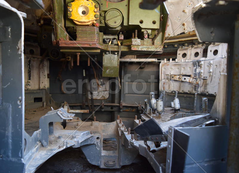 Машинами и деталями внутри бака кабины