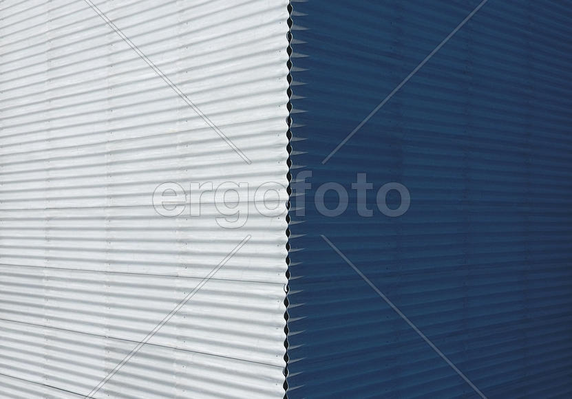 Вид сверху на крышу дома. Шифер - кровельный материал 