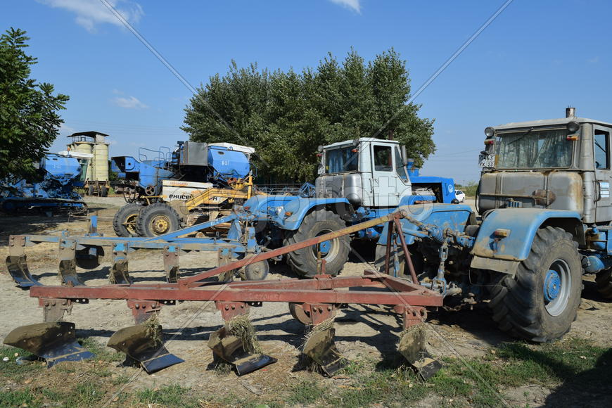 Trailer Hitch for tractors and combines. Trailers for agricultural machinery.