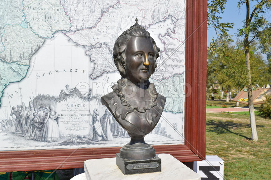 Бронзовая статуя императрицы Екатерины II.