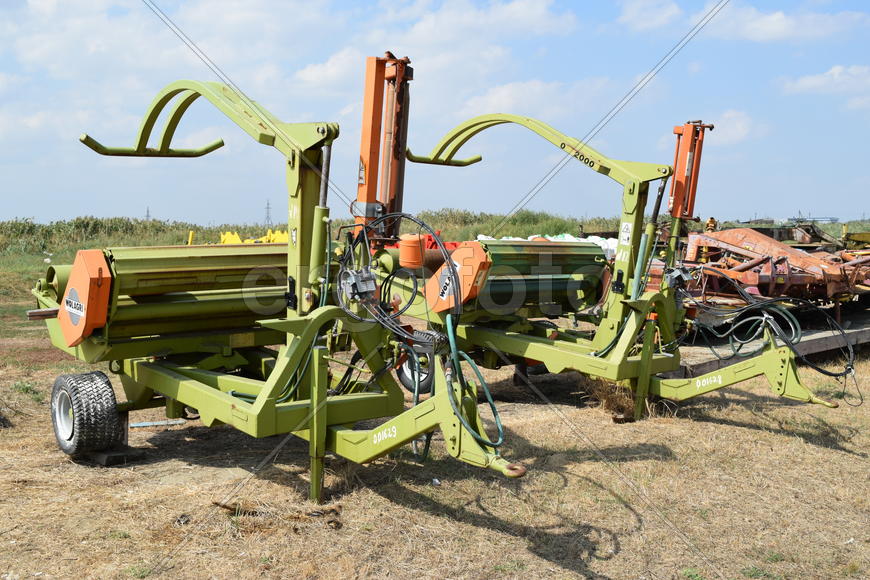 Trailer Hitch for tractors and combines. Trailers for agricultural machinery.