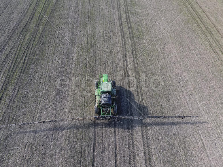 Трактор с навесной системе распыления пестицидов