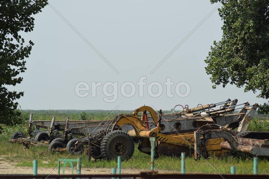 Trailer Hitch for tractors and combines. Trailers for agricultural machinery.