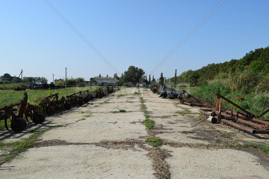 Trailer Hitch for tractors and combines. Trailers for agricultural machinery.