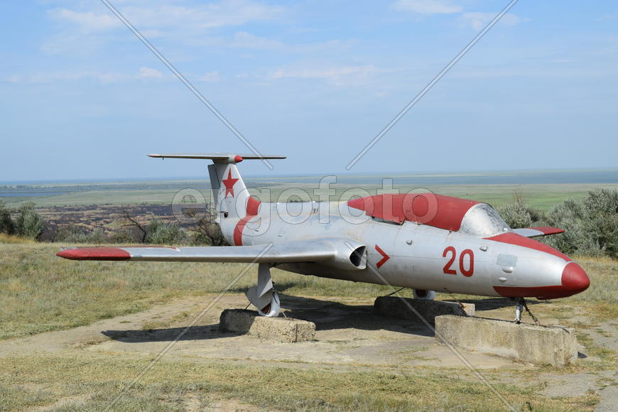 Музейный экземпляр самолета. Памятник самолет-истребитель. Военный Музей Хилл.