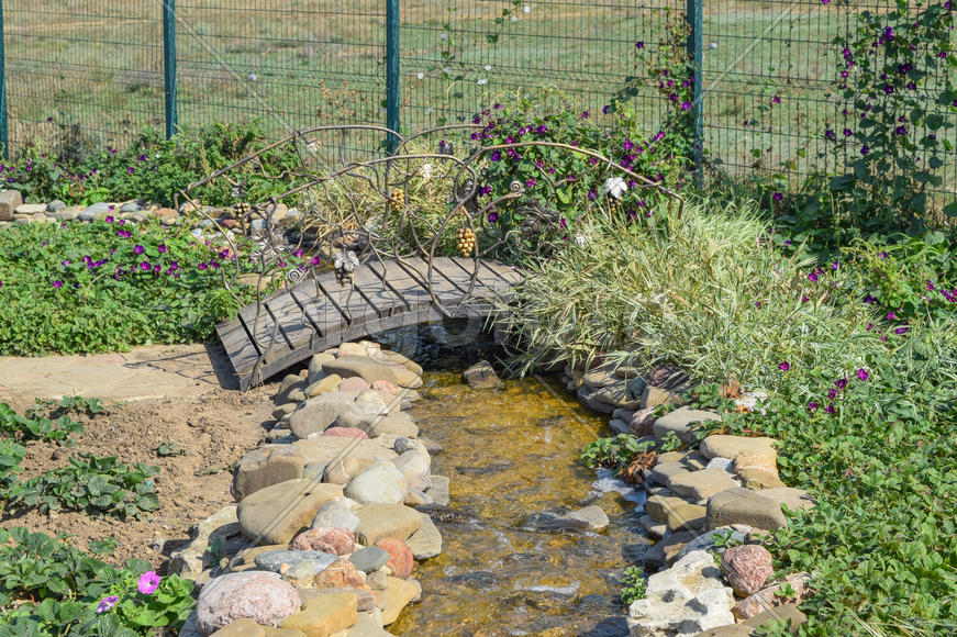 Декоративный мостик через ручей.