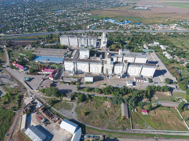 Аэросъемка. Вид сверху на элеватор. Огромное здание для хранения и сушки зерна.