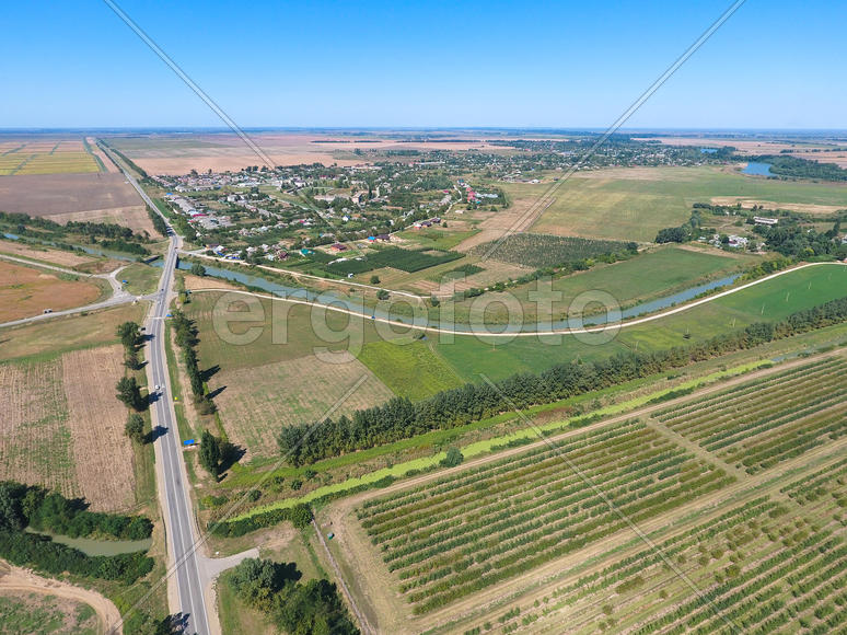 Аэросъемка. Вид сверху на маленькую деревню. 