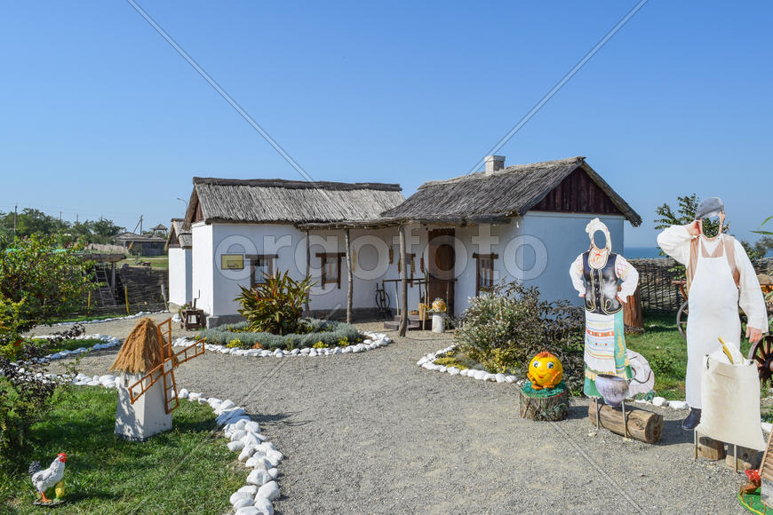 Дворе возле саманного дома. Ландшафтный дизайн на участке возле дома.