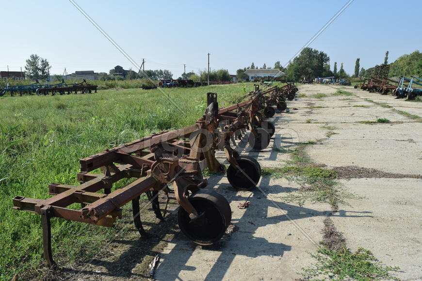 Trailer Hitch for tractors and combines. Trailers for agricultural machinery.