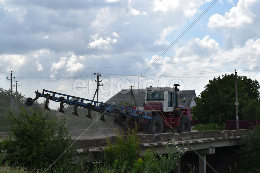 Trailer Hitch for tractors and combines. Trailers for agricultural machinery.