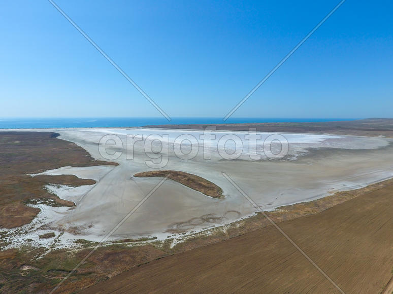 Озеро на Азовском побережье бывшего лимана. Вид сверху