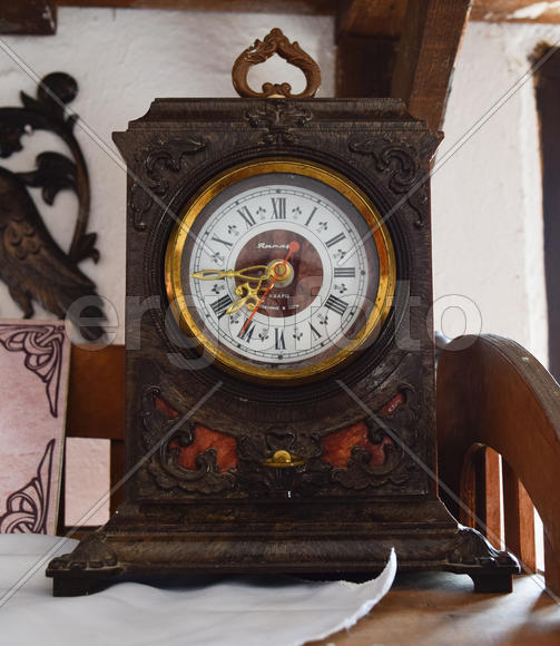 Антиквариатные старинные часы 