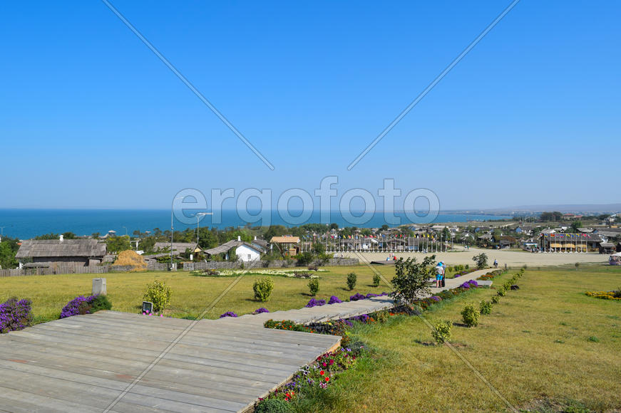 Музей Атамань. деревня и вид на море с высоты холма.