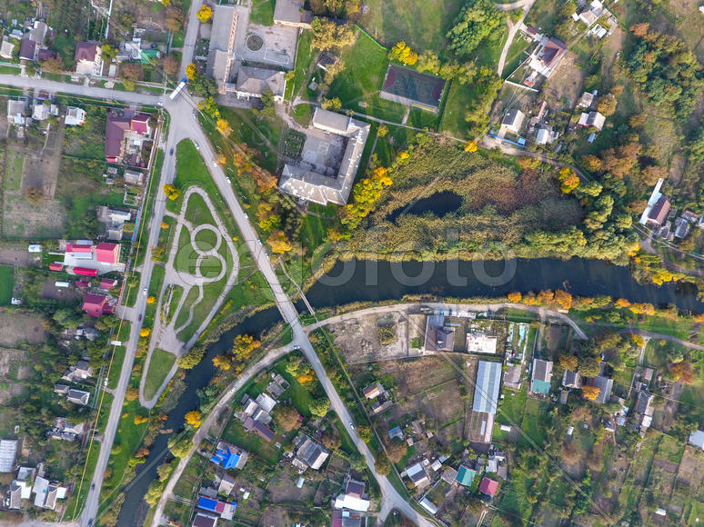 Вид сверху на маленькую деревню. Аэросъемка 