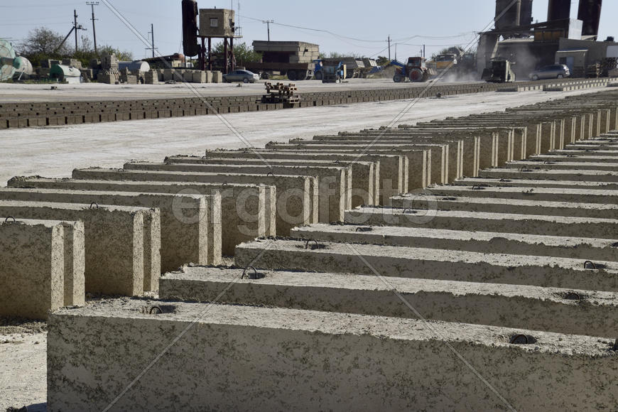 Шлакоблоки лежат на земле. Завод по производству блоков