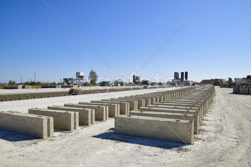 Шлакоблоки лежат на земле. Завод по производству блоков