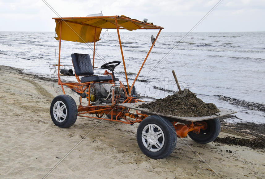 Автомобиль для сбора мусора на пляже 