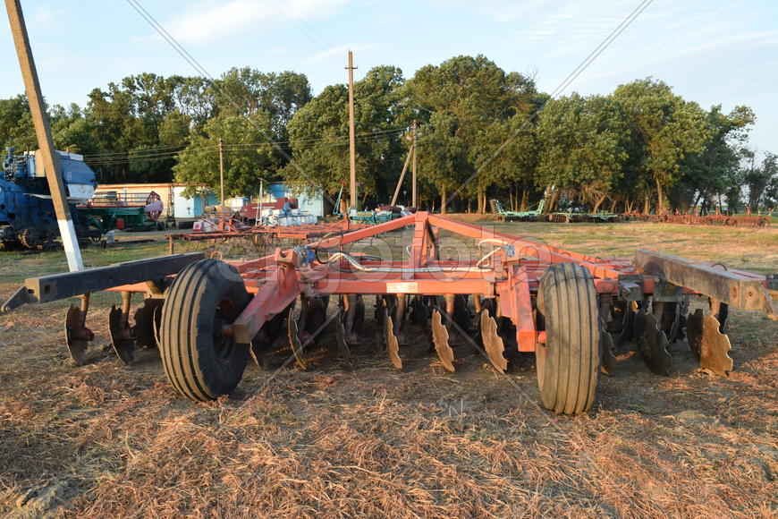Trailer Hitch for tractors and combines. Trailers for agricultural machinery.