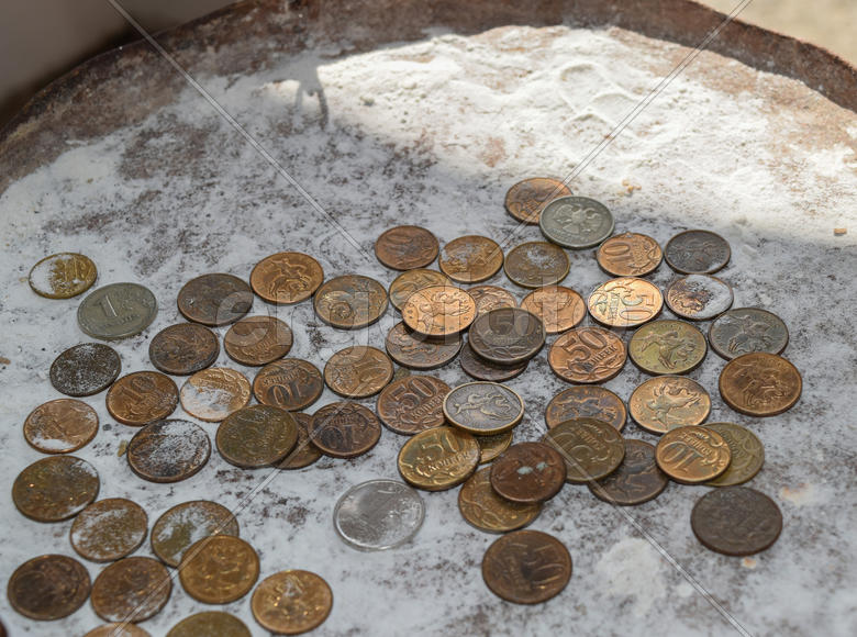 Монеты в муке на весах. Рубли и копейки. Деньги на весах.