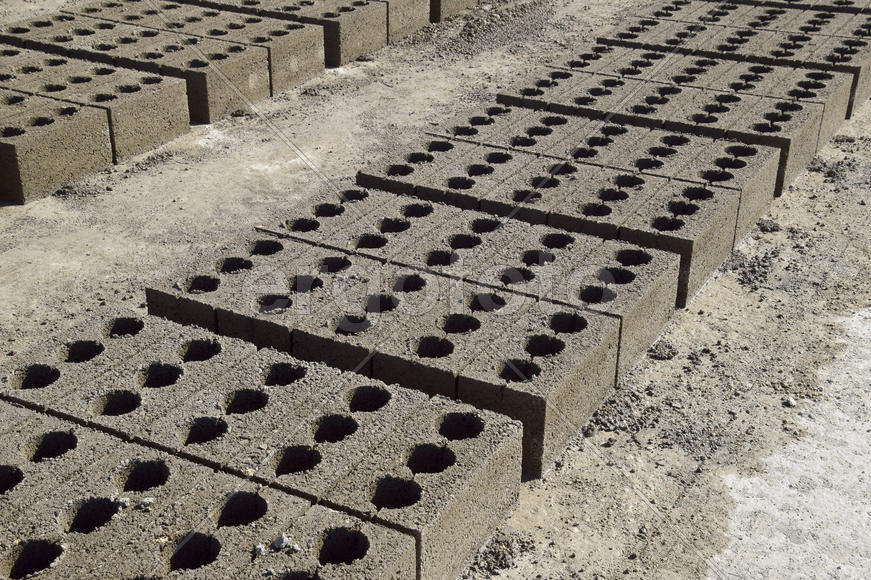 Шлакоблоки лежат на земле. Завод по производству блоков