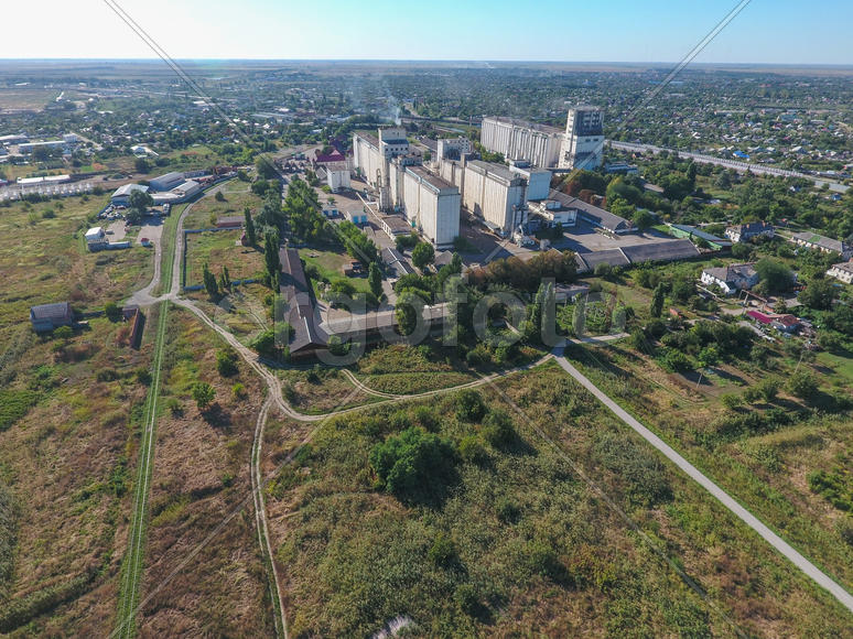 Аэросъемка. Вид сверху на элеватор. Огромное здание для хранения и сушки зерна.