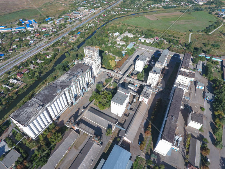 Вид сверху на элеватор. Огромное здание для хранения и сушки зерна.