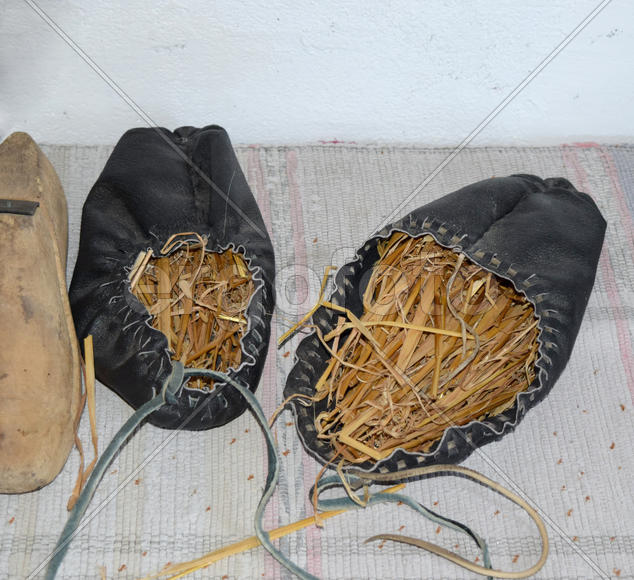 Кожаные сандалии набитые сеном 
