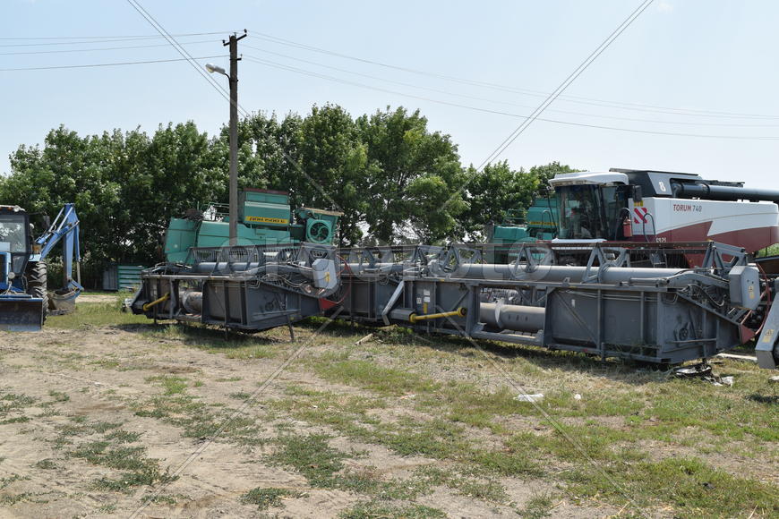 Trailer Hitch for tractors and combines. Trailers for agricultural machinery.