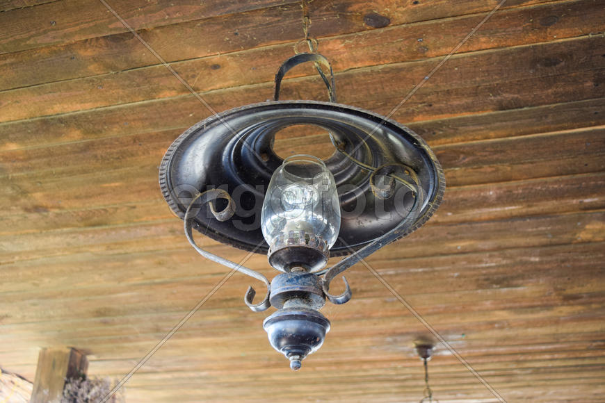 Потолочный светильник на деревянном потолоке
