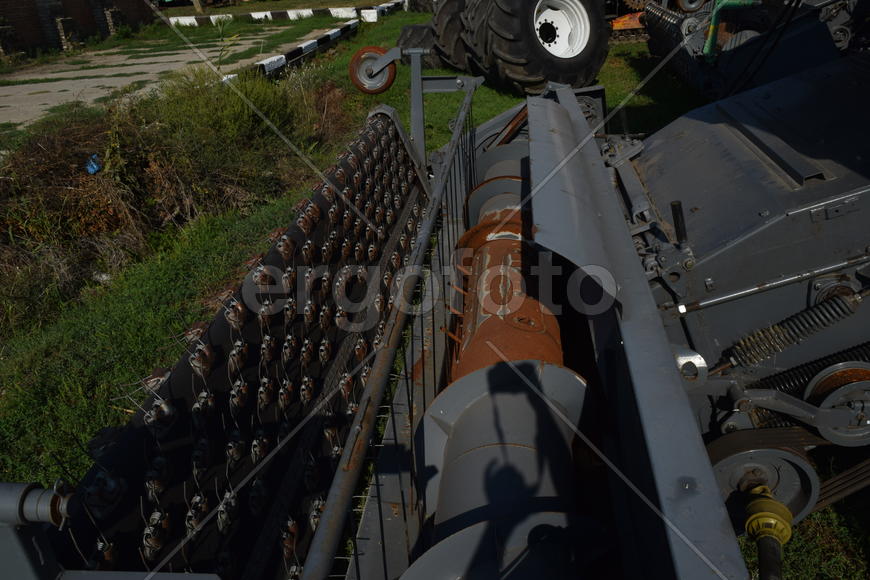 Trailer Hitch for tractors and combines. Trailers for agricultural machinery.