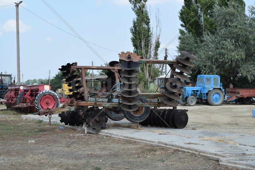 Trailer Hitch for tractors and combines. Trailers for agricultural machinery.