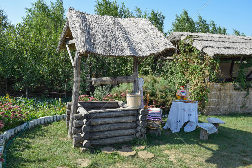 Деревянный старинный колодец 