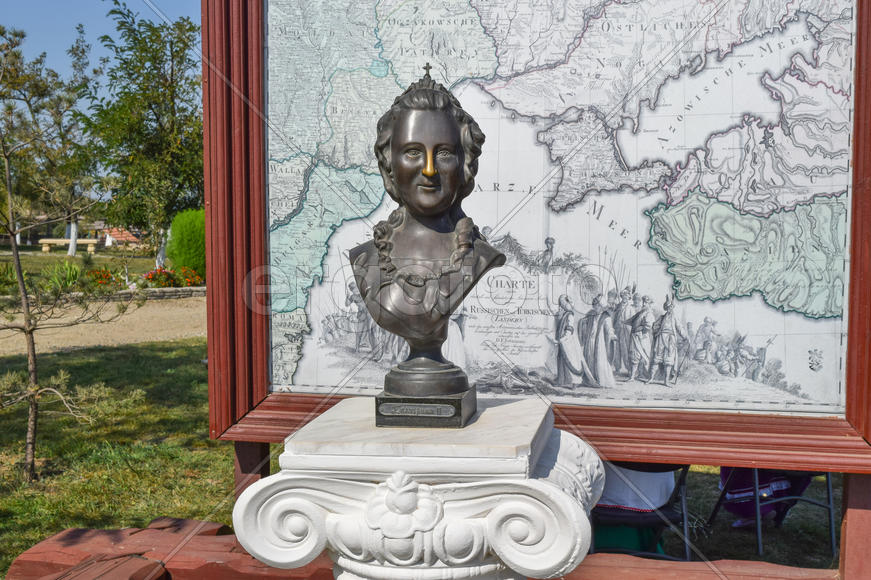 Бронзовая статуя императрицы Екатерины II.