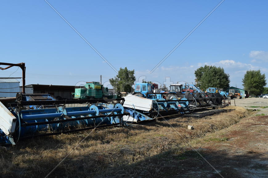 Trailer Hitch for tractors and combines. Trailers for agricultural machinery.