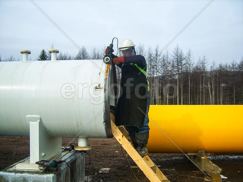 Сварка и монтаж трубопровода. Сварщики промышленные рабочие и монтажники.