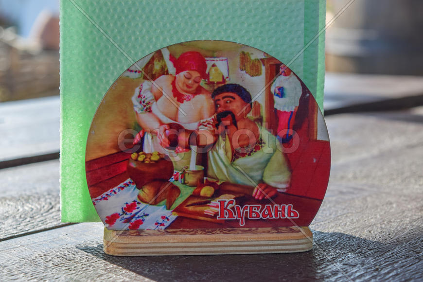 Подставка для салфеток с росписью Казак и казачка.