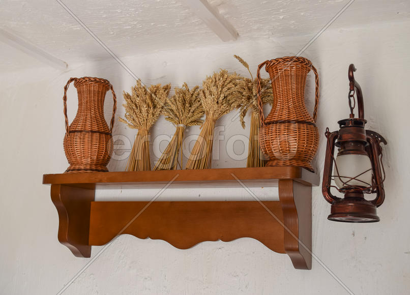 Натюрморт, связанные с колосья пшеницы на полке