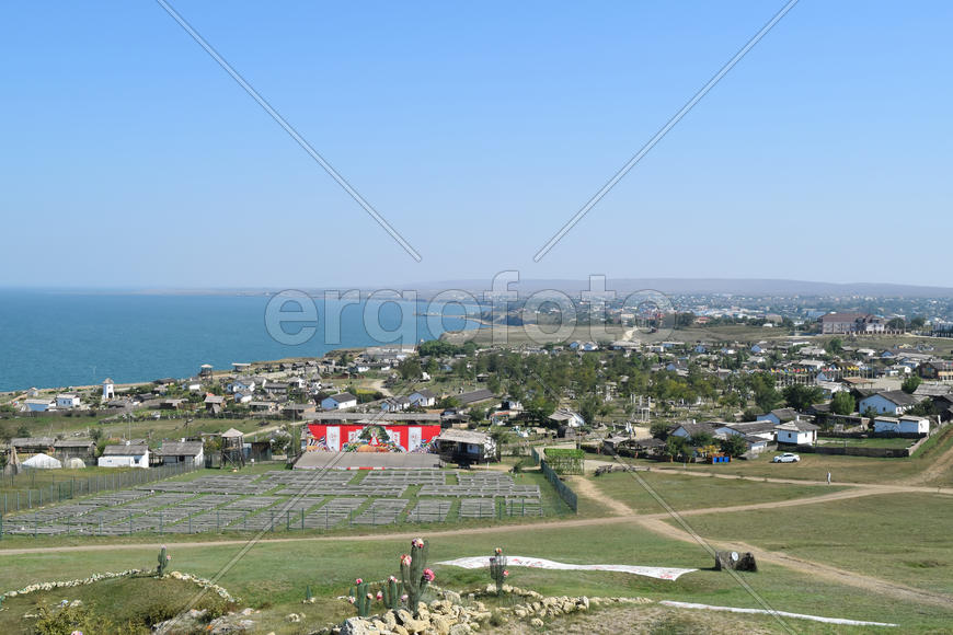 Музей Атамань. деревня и вид на море с высоты холма.