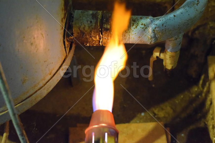 Нагревание стальных труб с паяльной лампы