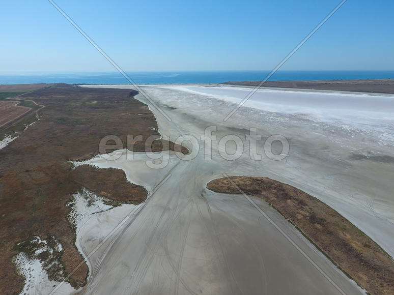 Озеро на Азовском побережье бывшего лимана. Вид сверху