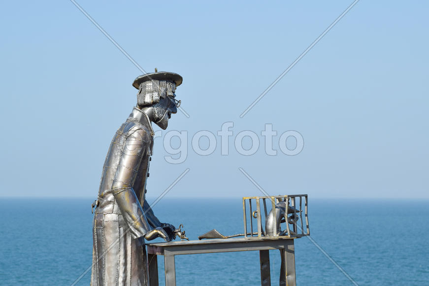 Статуя меховщика из металла с крысой в клетке. Металлическая статуя.