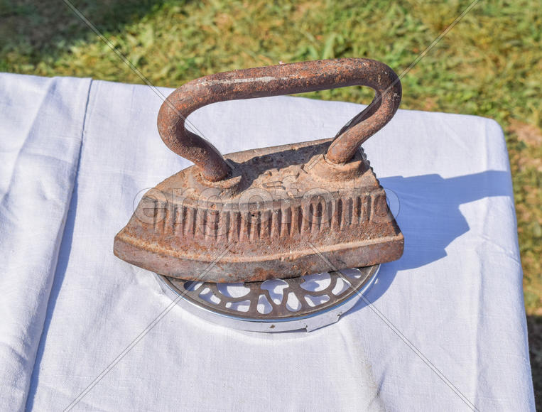 Старый утюг на подставке. Антиквариаты и вещи.