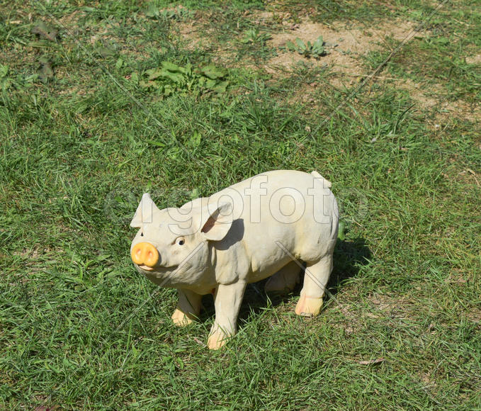 Пластиковая игрушка свинья