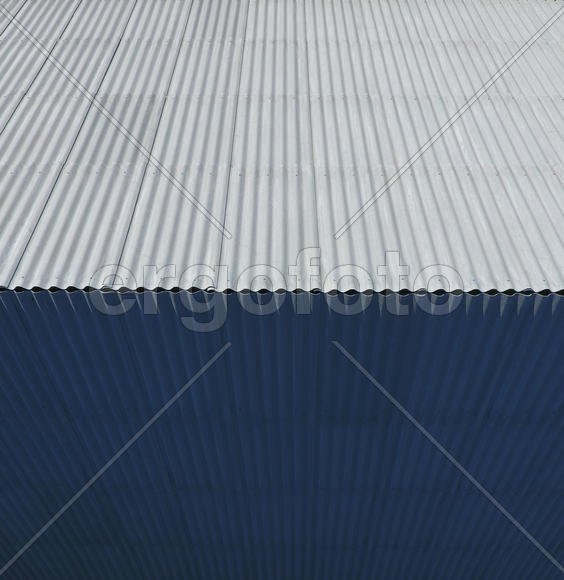 Вид сверху на крышу дома. Шифер - кровельный материал 