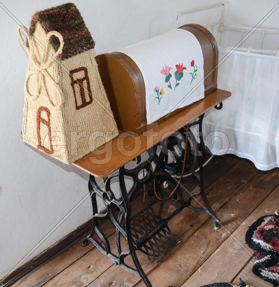 Старинная ручная швейная машинка 